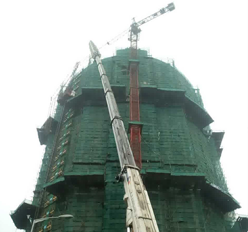 金堂吊车在工地上作业
